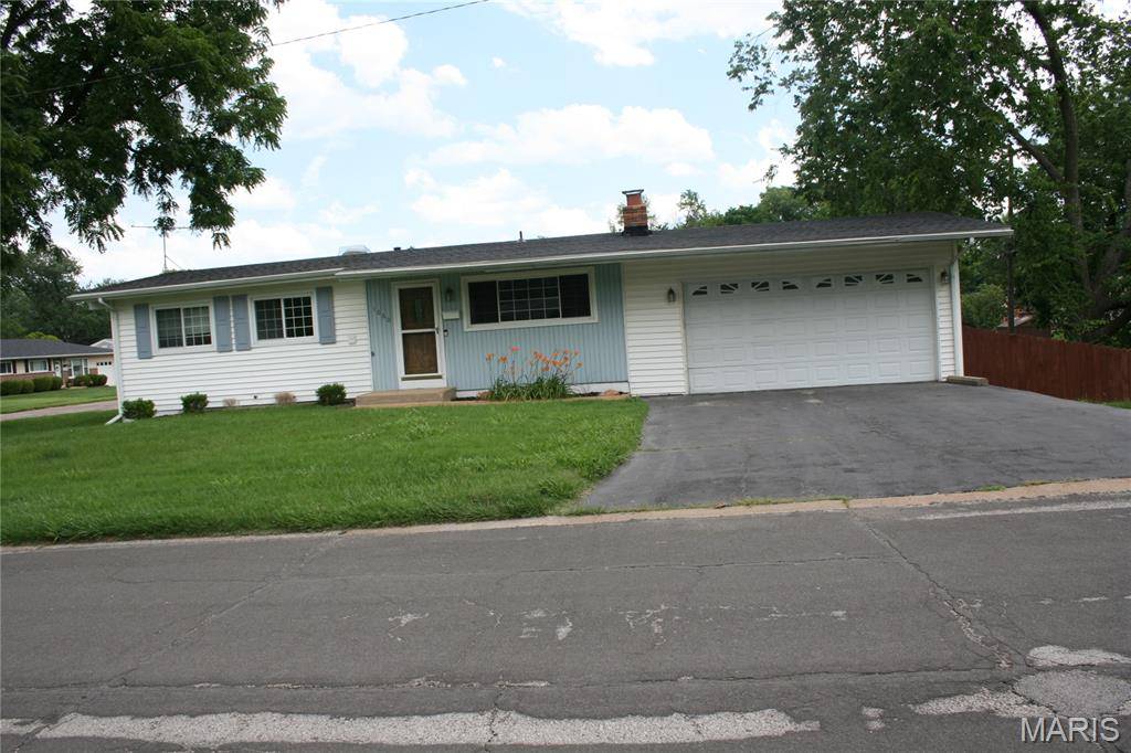 1060 Loveland DR, Florissant, MO 63031