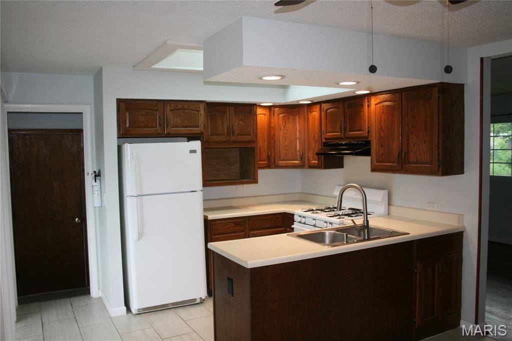 1060 Loveland DR, Florissant, MO 63031