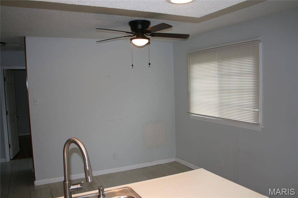 1060 Loveland DR, Florissant, MO 63031