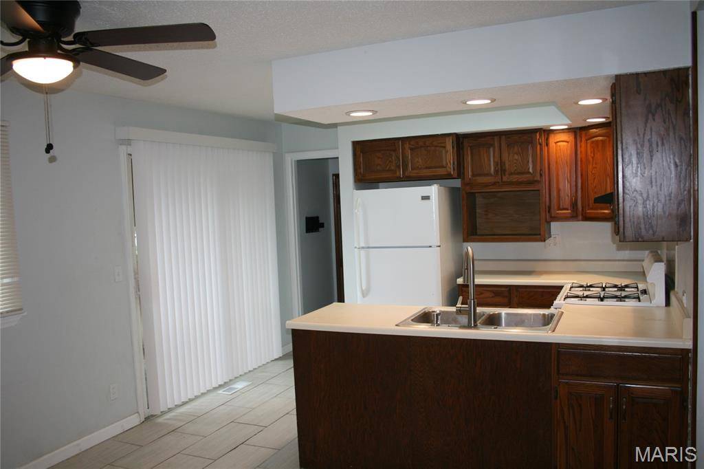 1060 Loveland DR, Florissant, MO 63031