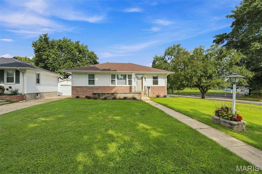 1 Louise CT, Florissant, MO 63031