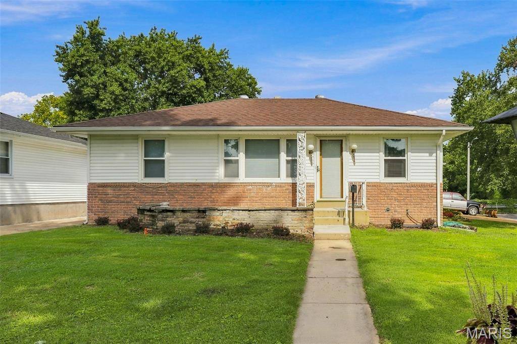1 Louise CT, Florissant, MO 63031