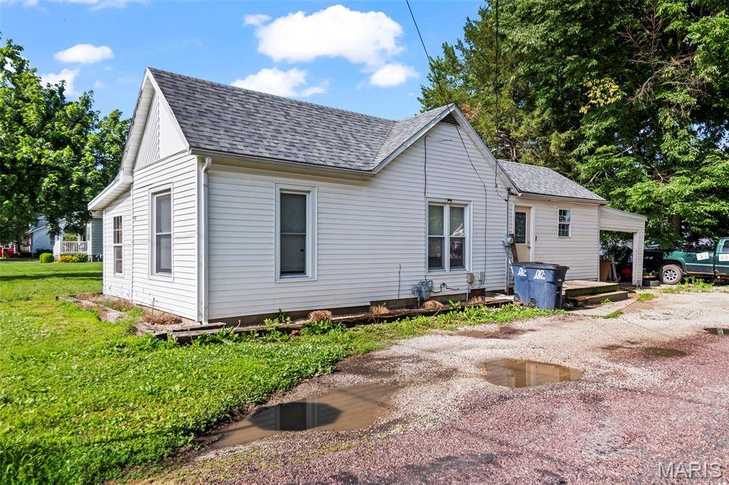 1013 N Van Buren ST, Litchfield, IL 62056