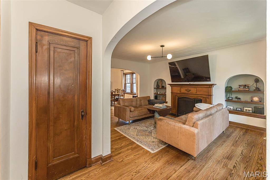 7244 Shaftesbury AVE, University City, MO 63130