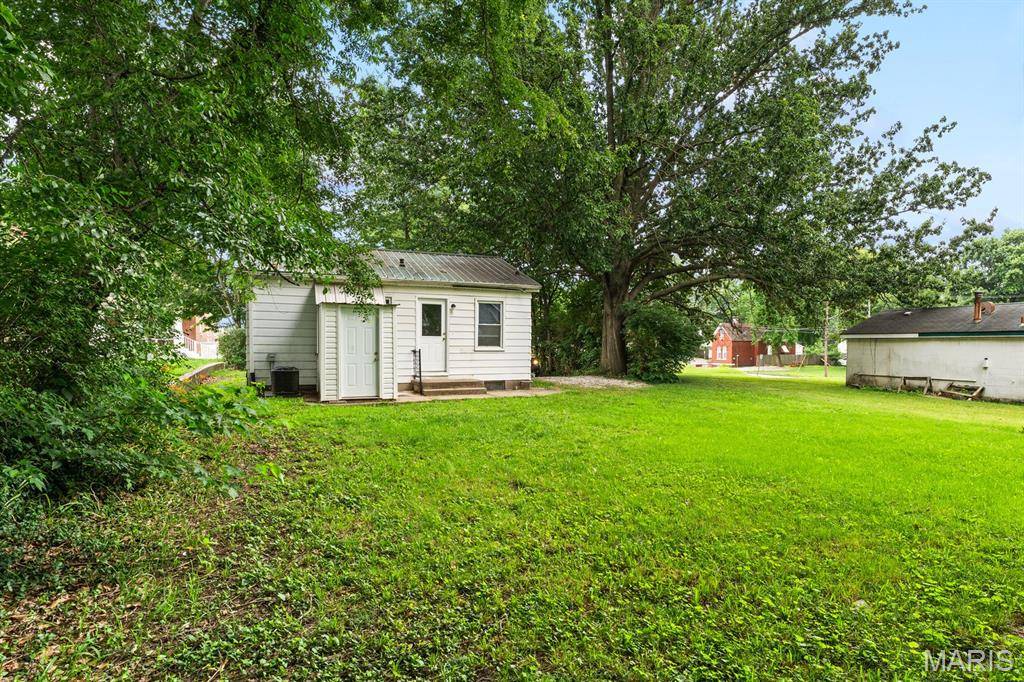 23 S 9th ST, Belleville, IL 62220