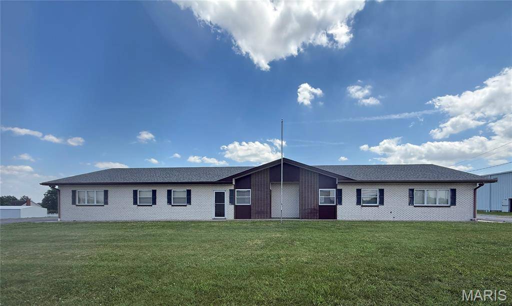 424 E Holzhauer DR, Nashville, IL 62263