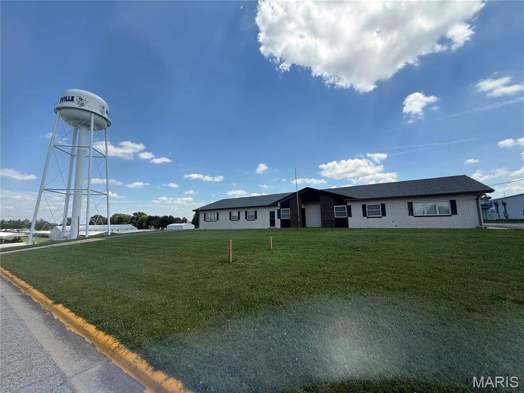 424 E Holzhauer DR, Nashville, IL 62263