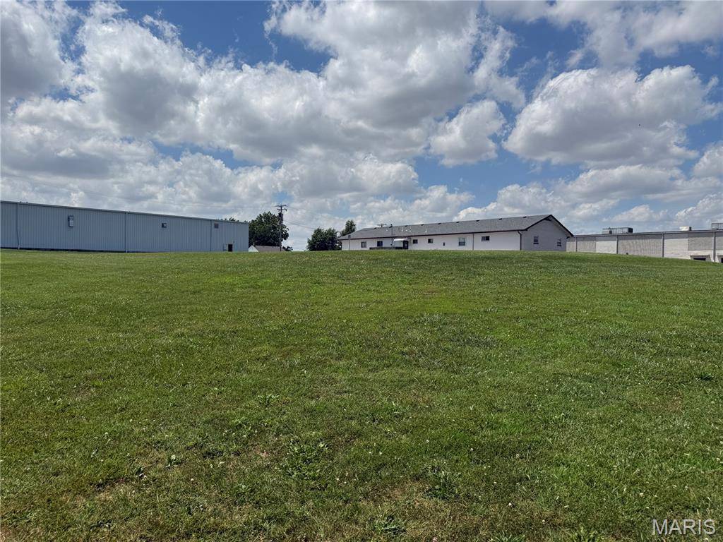 424 E Holzhauer DR, Nashville, IL 62263