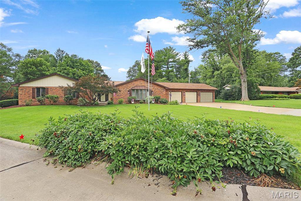 2A Hollyhock LN, Belleville, IL 62221