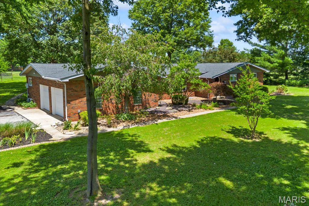 1 Tanbark DR, New Baden, IL 62265