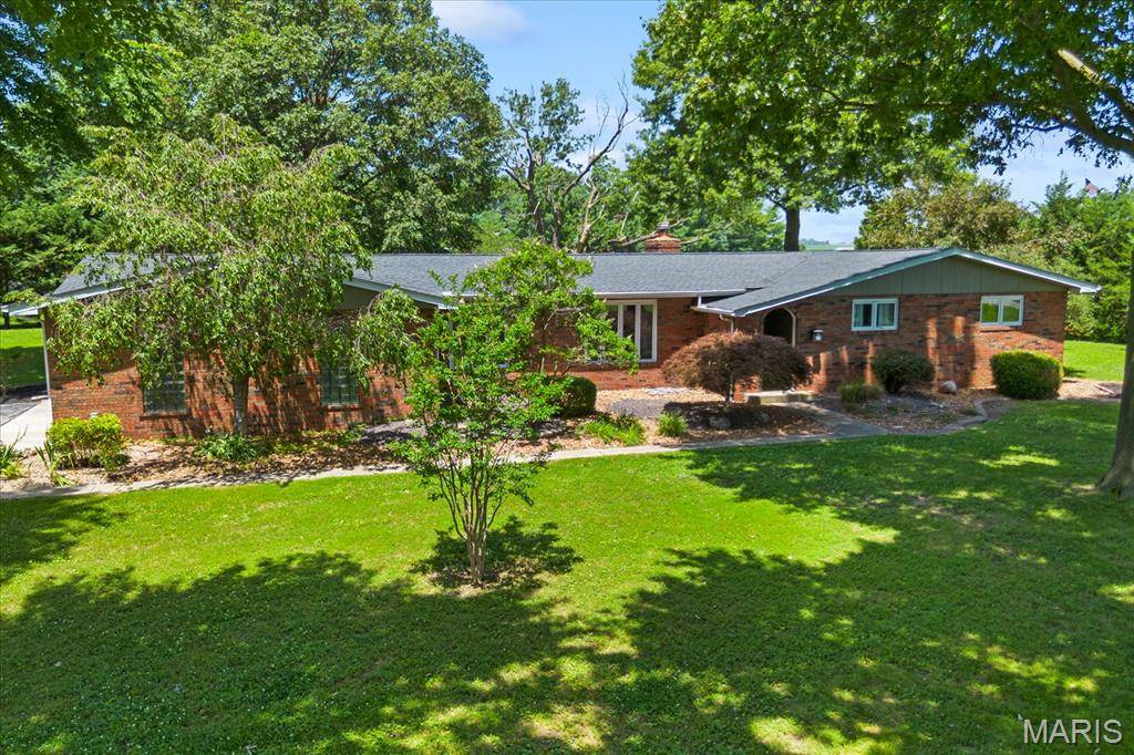 1 Tanbark DR, New Baden, IL 62265