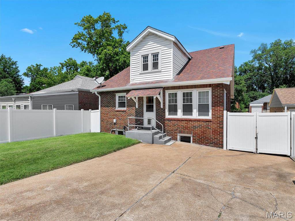 7448 Hillsdale DR, St Louis, MO 63121