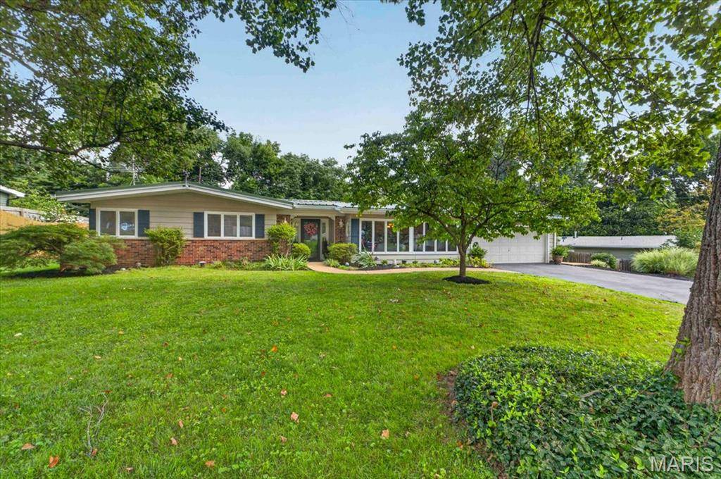2517 Trossock LN, St Louis, MO 63122