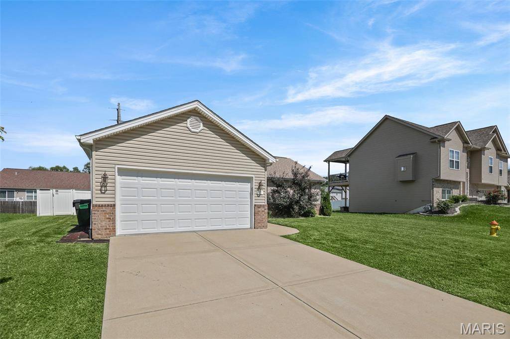 18 Del Ray DR, Fairview Heights, IL 62208