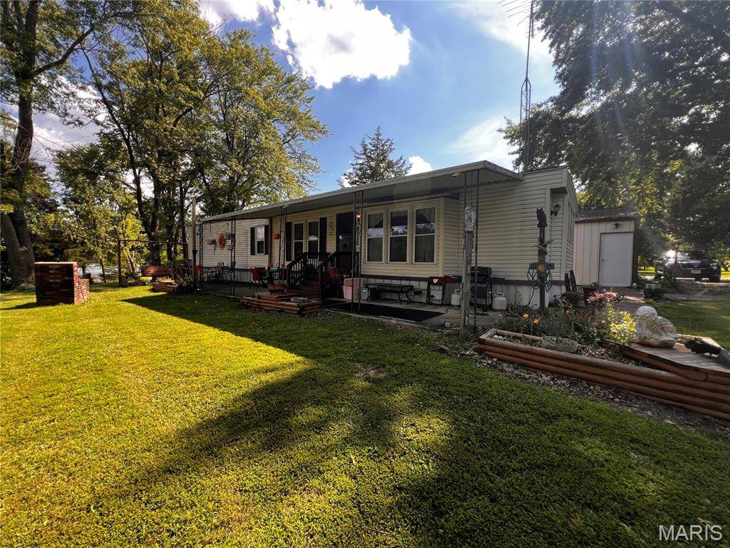 8360 Club LN, Alma, IL 62807