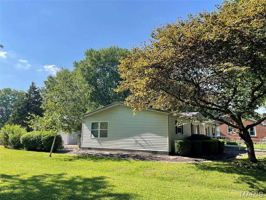 1205 N Locust ST, Litchfield, IL 62056