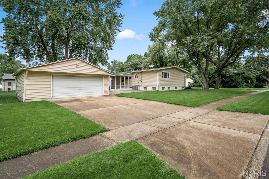 950 Kostka LN, Florissant, MO 63031