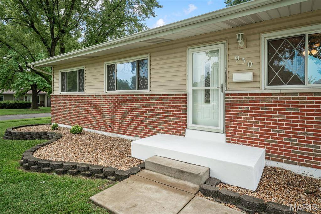 950 Kostka LN, Florissant, MO 63031