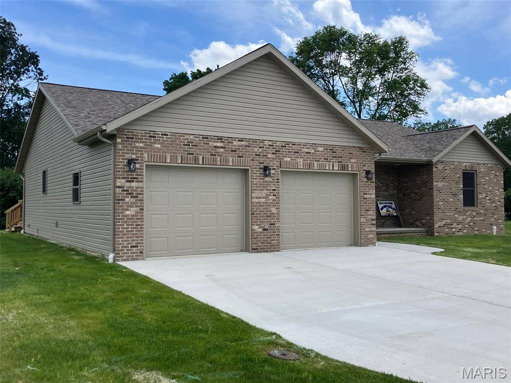 1450 Hodapp CT, Carlyle, IL 62231