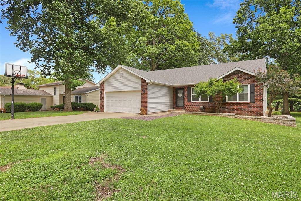 28 S Meadow LN, Glen Carbon, IL 62034