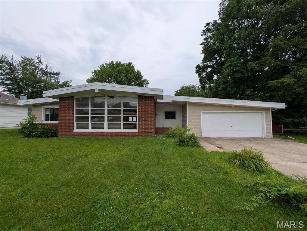 34 Wilshire DR, Fairview Heights, IL 62208