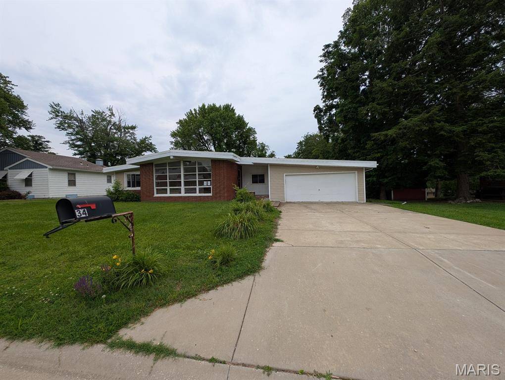 34 Wilshire DR, Fairview Heights, IL 62208