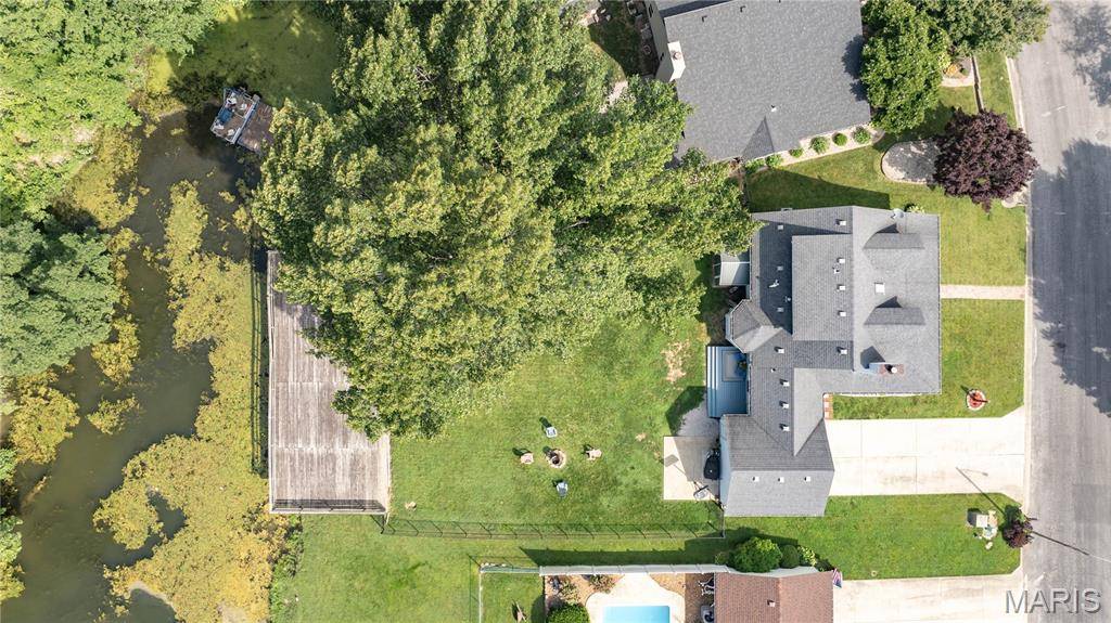 24 Islander DR, Brighton, IL 62012