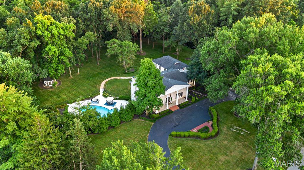 34 Somerset Downs DR, Ladue, MO 63124