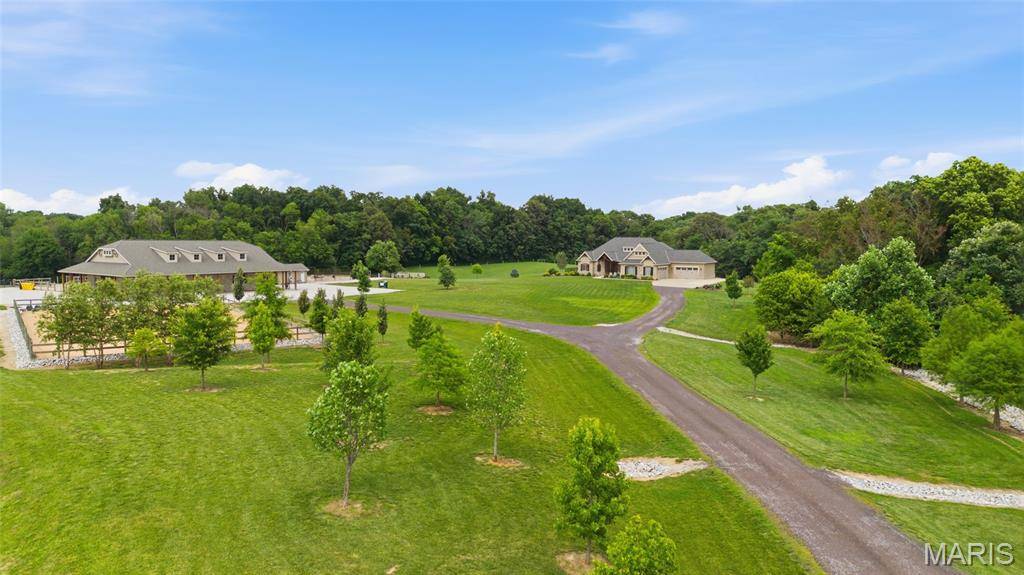 9420 Gilmore Lake RD, Columbia, IL 62236
