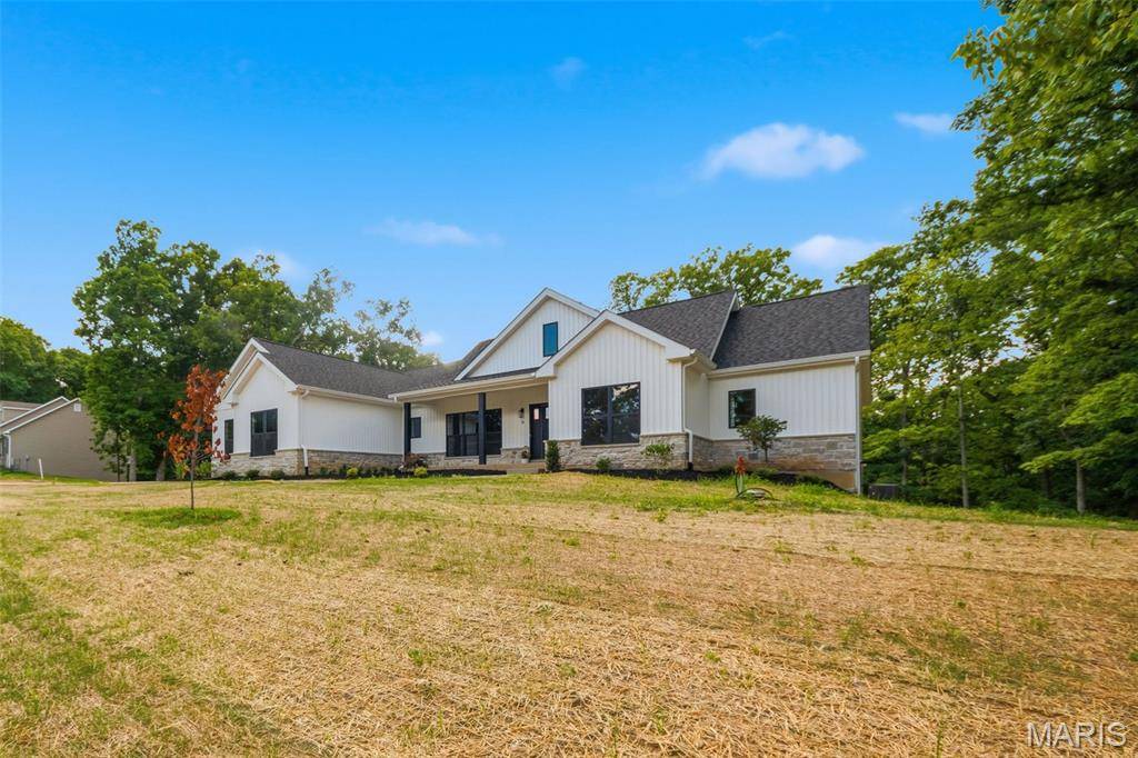 15 Woodline DR, Winfield, MO 63389