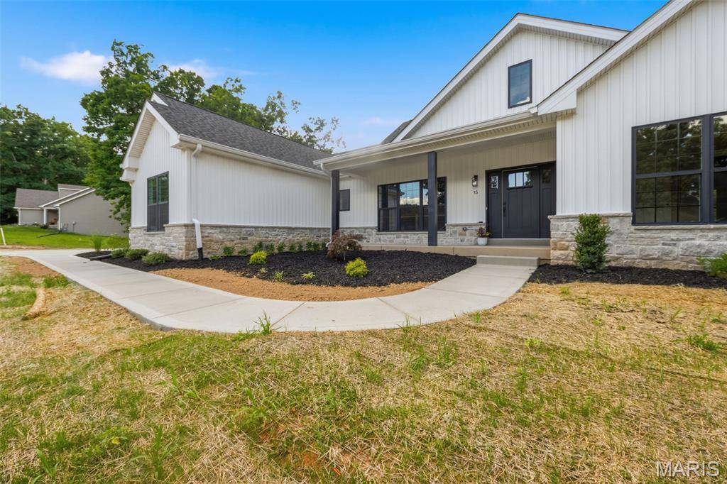 15 Woodline DR, Winfield, MO 63389