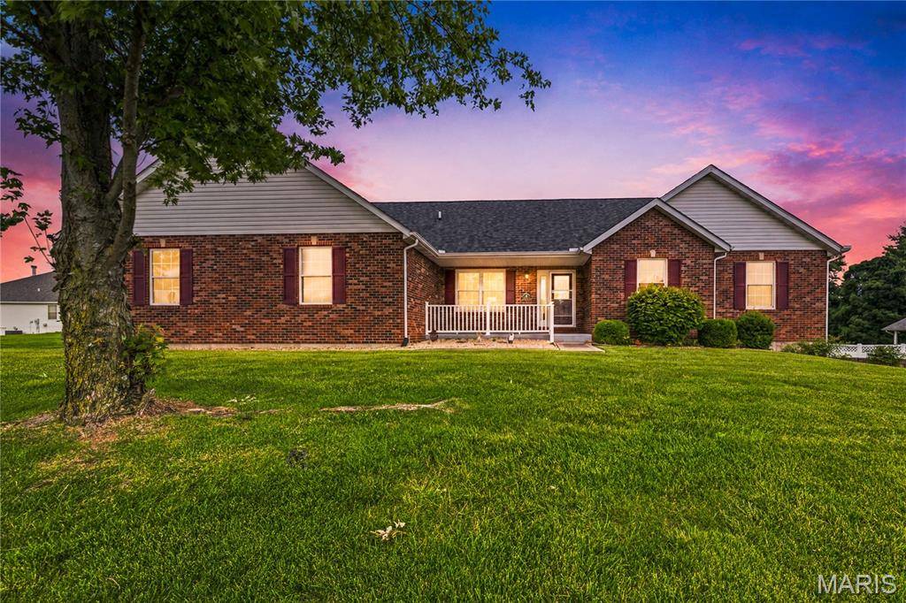818 E Wood DR, Columbia, IL 62236