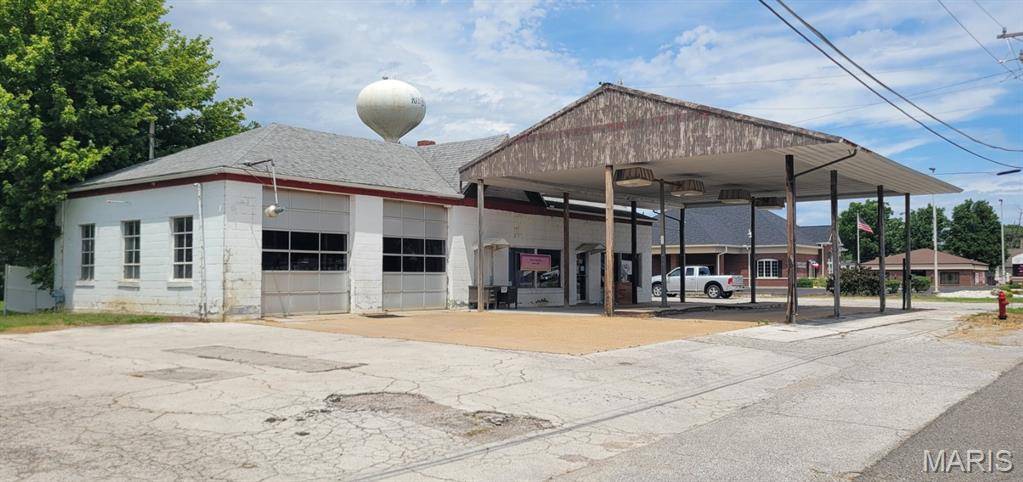 425 W Market ST, Red Bud, IL 62278