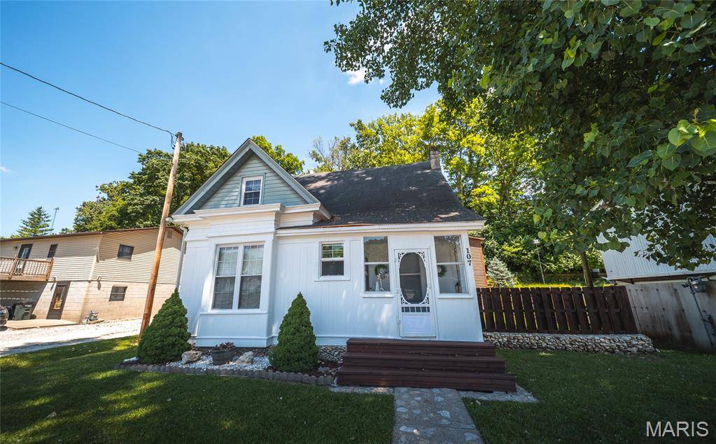 107 N Market ST, Grafton, IL 62037