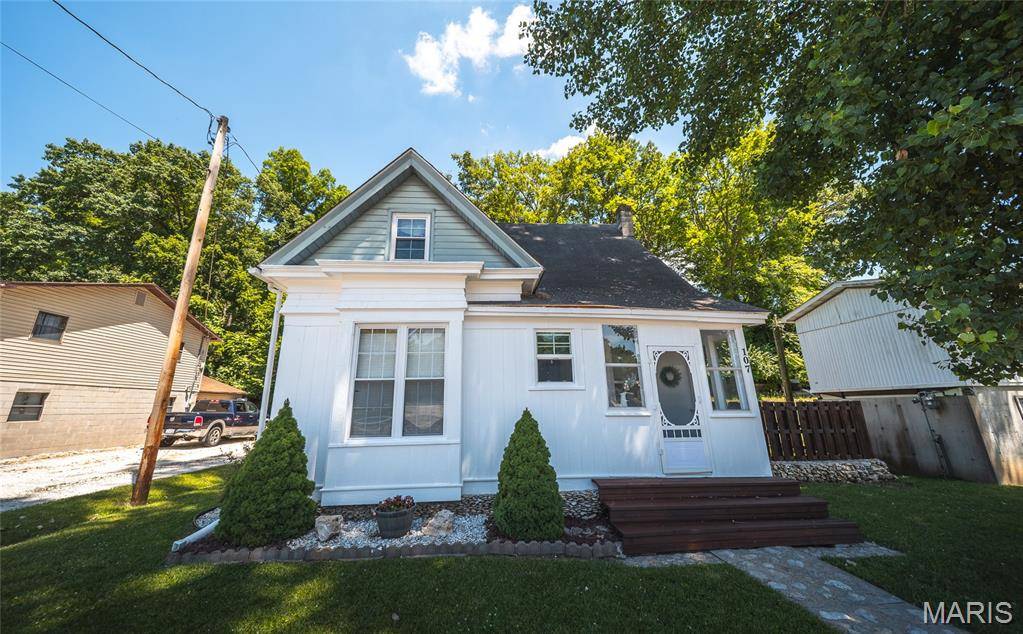 107 N Market ST, Grafton, IL 62037