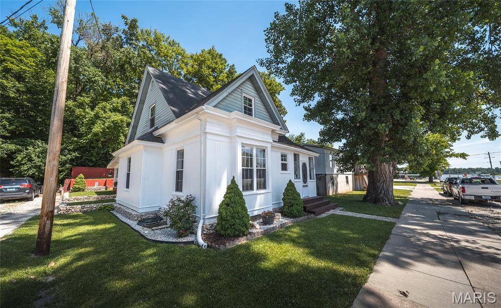107 N Market ST, Grafton, IL 62037