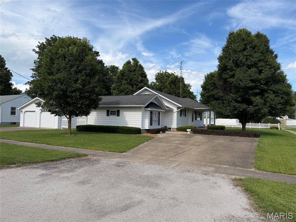 120 Madison ST, Nokomis, IL 62075