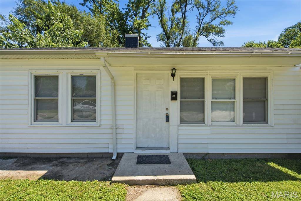 36 Louise LN, Cahokia, IL 62206