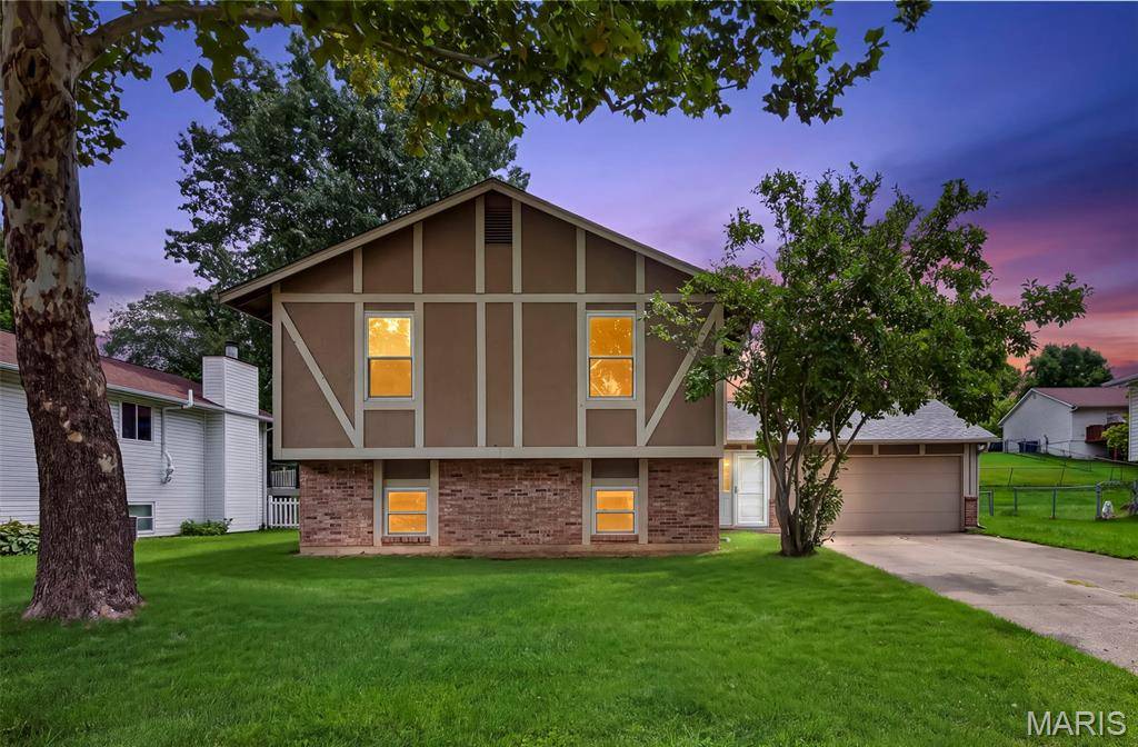 1719 Foxglove DR, St Charles, MO 63303