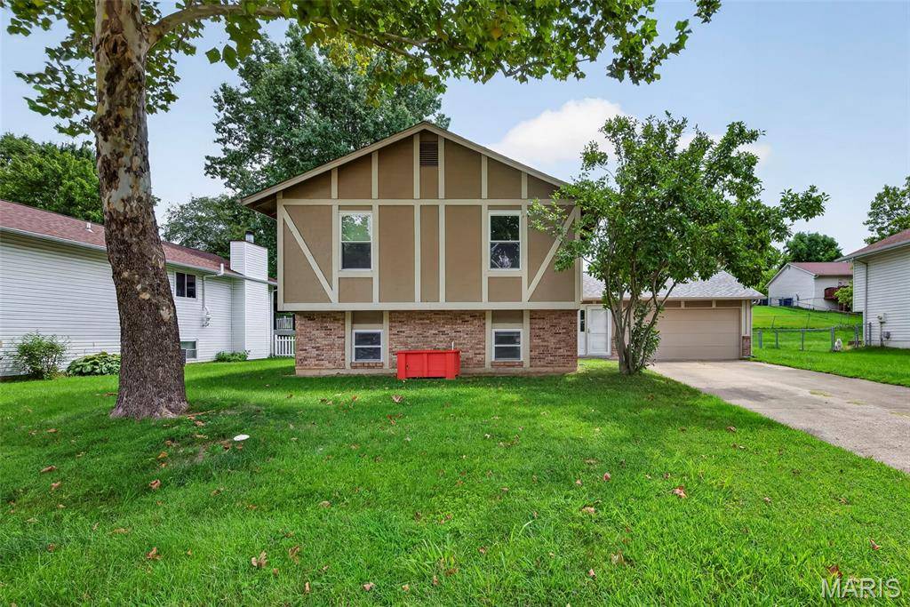 1719 Foxglove DR, St Charles, MO 63303