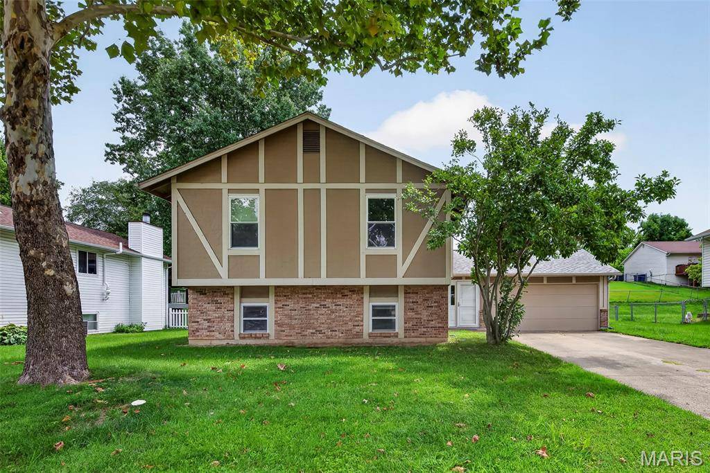 1719 Foxglove DR, St Charles, MO 63303