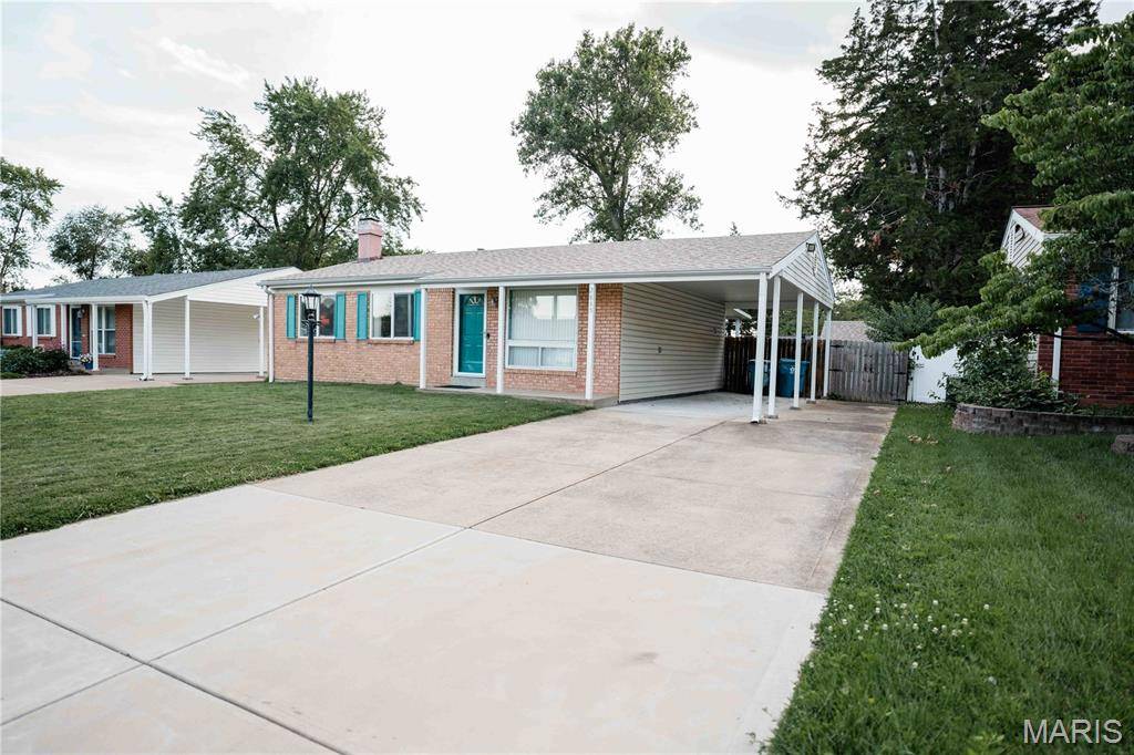 2845 Sugar Tree LN, Maryland Heights, MO 63043