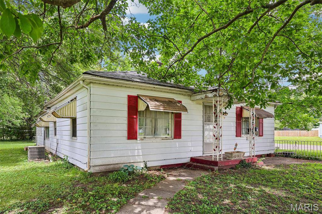 417 E Saint John ST, Litchfield, IL 62056
