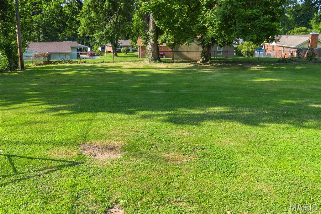 108 DORCHESTER DR, Belleville, IL 62223
