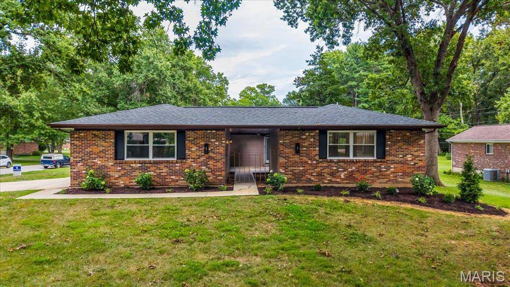 1040 Bridgeport DR, Ellisville, MO 63011