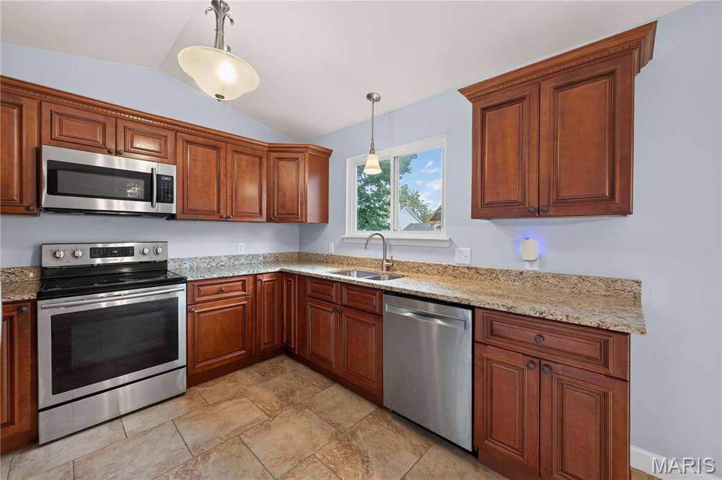 3036 Country Knoll DR, St Charles, MO 63303