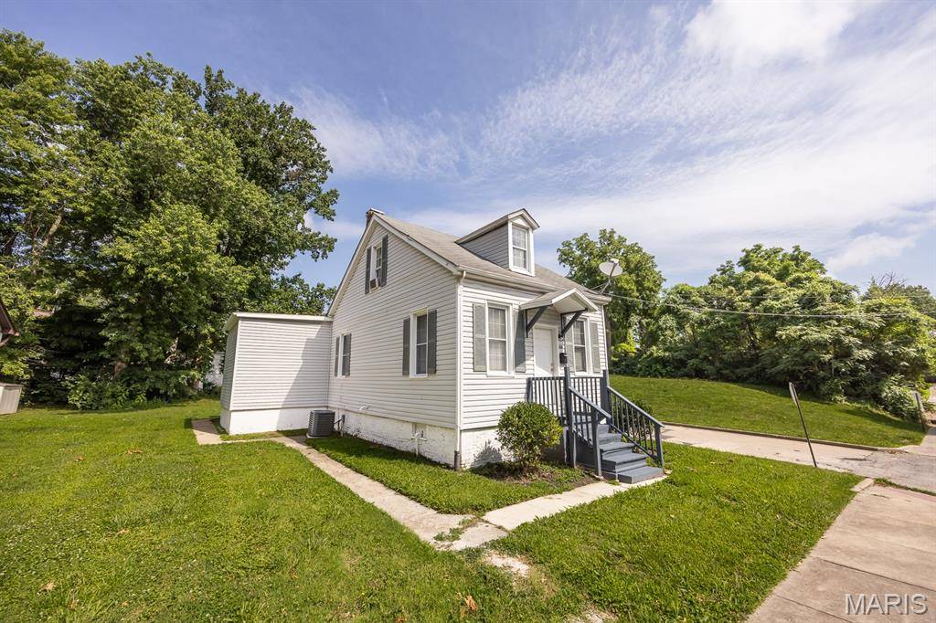 201 S 10th ST, Belleville, IL 62220