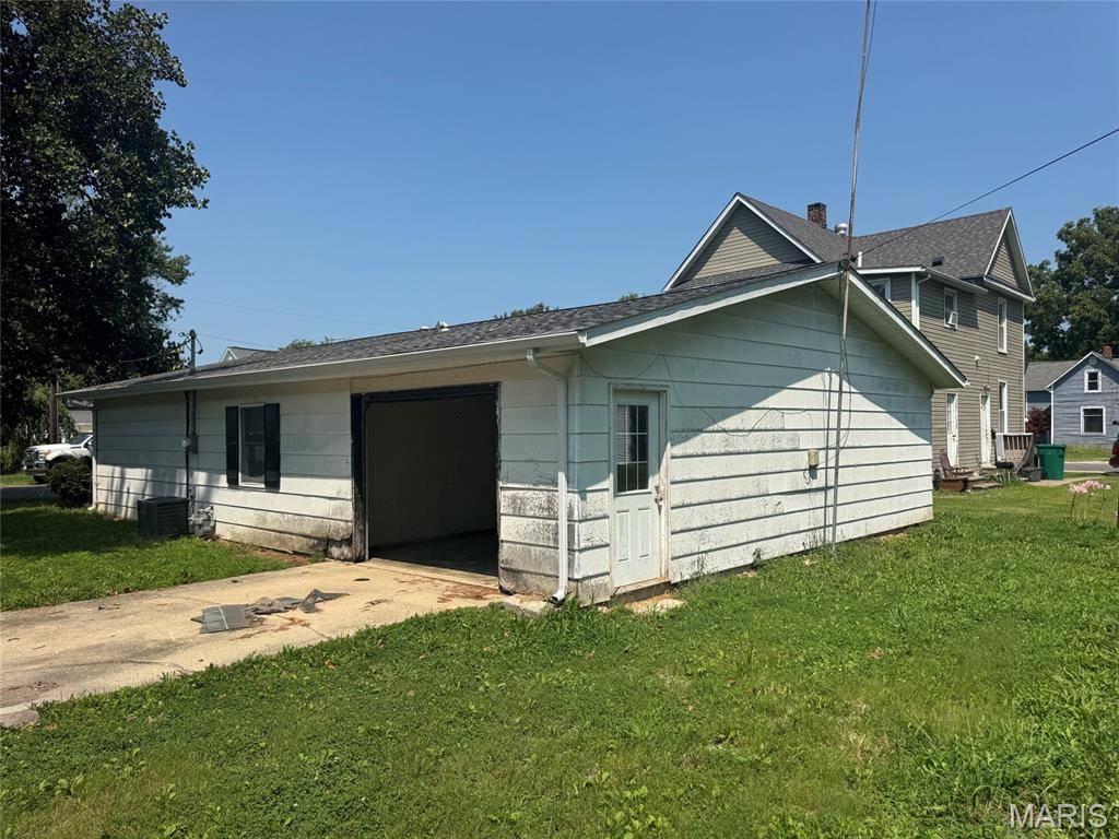 550 N Chestnut ST, Breese, IL 62230