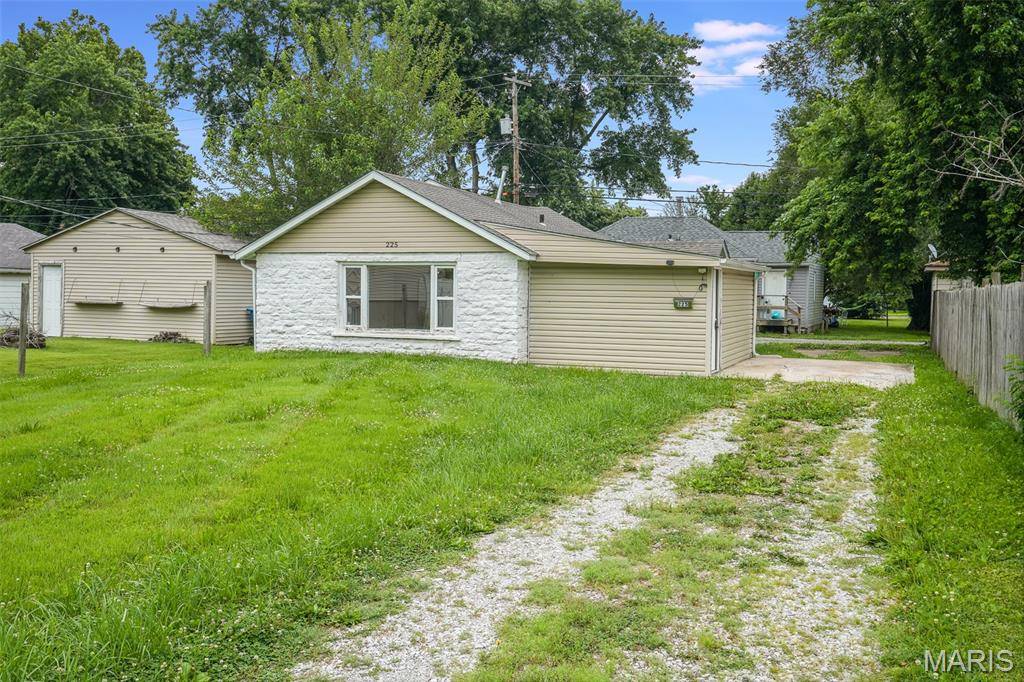 225 10th ST, Wood River, IL 62095