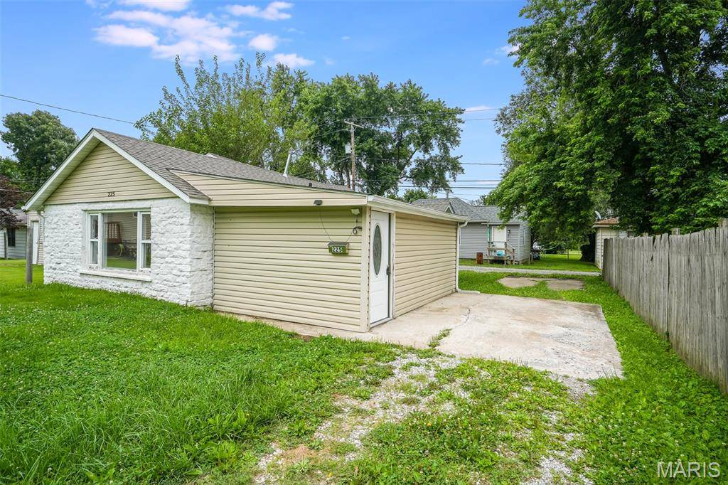 225 10th ST, Wood River, IL 62095